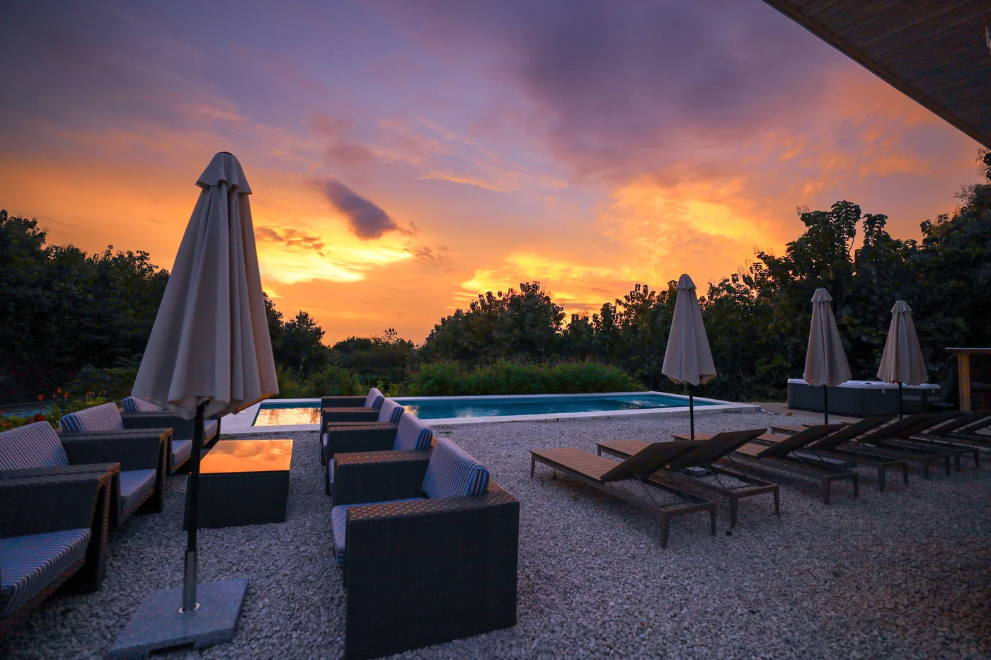 Atardecer sobre la piscina del estate